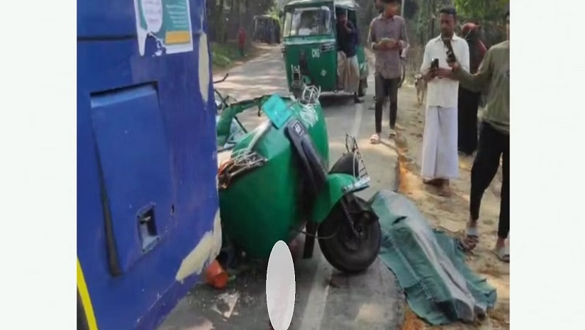 বোয়ালখালীতে বাসচাপায় চারজন নিহত হয়েছেন