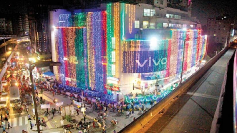 রাজধানীতে গাড়িতে আগুন, এক পরিবারের চারজন দগ্ধ