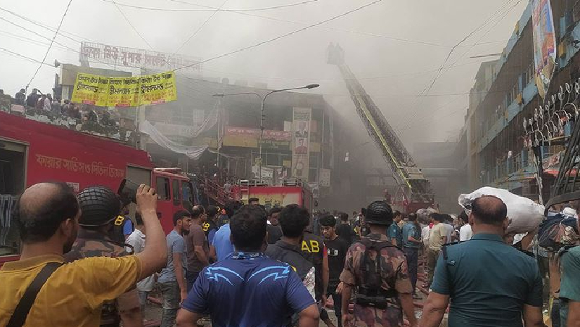 রাজধানীর নিউমার্কেটে আগুন