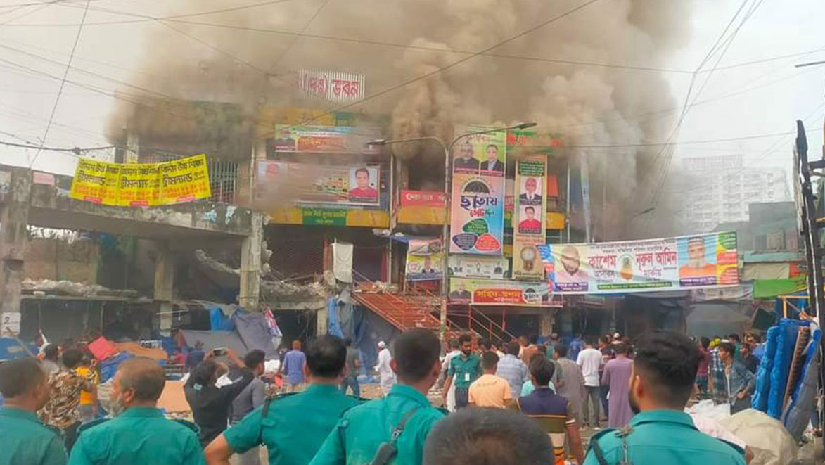 নিউ মার্কেটের আগুন নিয়ন্ত্রণে ২৮ ইউনিট