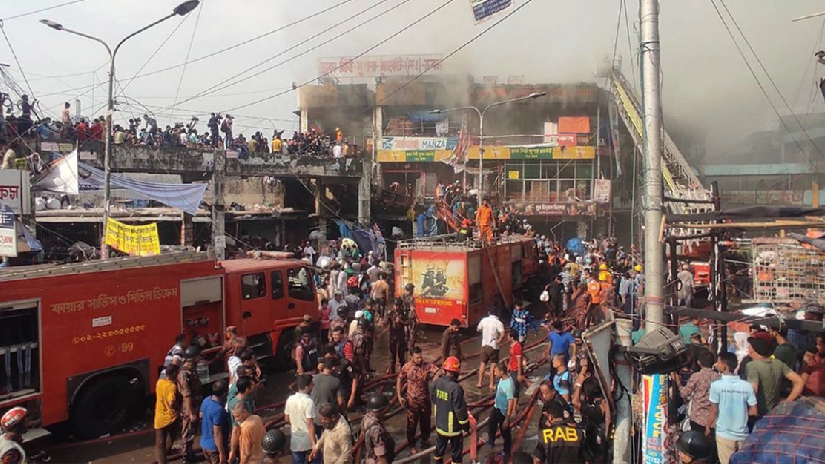আগুন ছড়িয়ে পড়েছে তৃতীয় তলায়