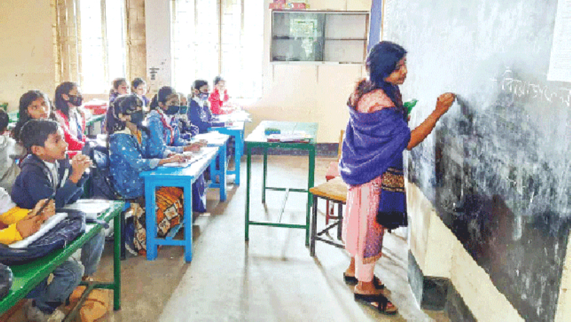 ক্লাস নিচ্ছেন শিক্ষক