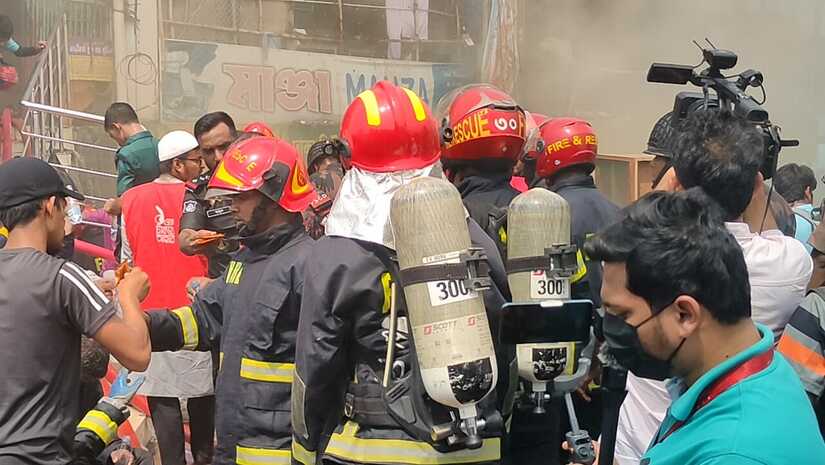 ধোয়ার তীব্রতায় অক্সিজেন নিয়ে মার্কেটের ভেতরে ঢুকছেন ফায়ার ফাইটাররা