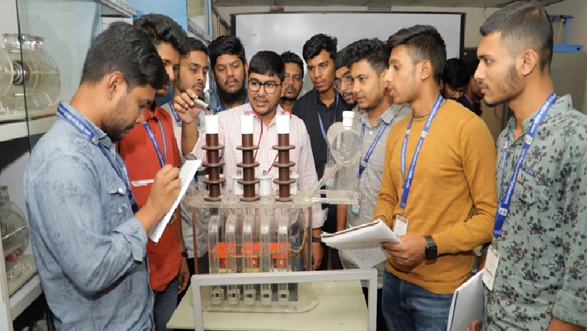 ব্যবহারিক ক্লাসে শিক্ষার্থীরা