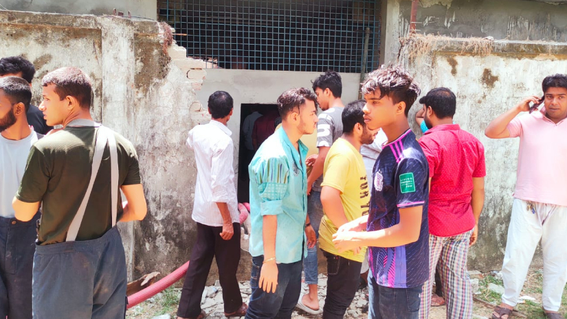 দেয়াল ভেঙে পানির পাইপ নিয়ে যাওয়া হচ্ছে