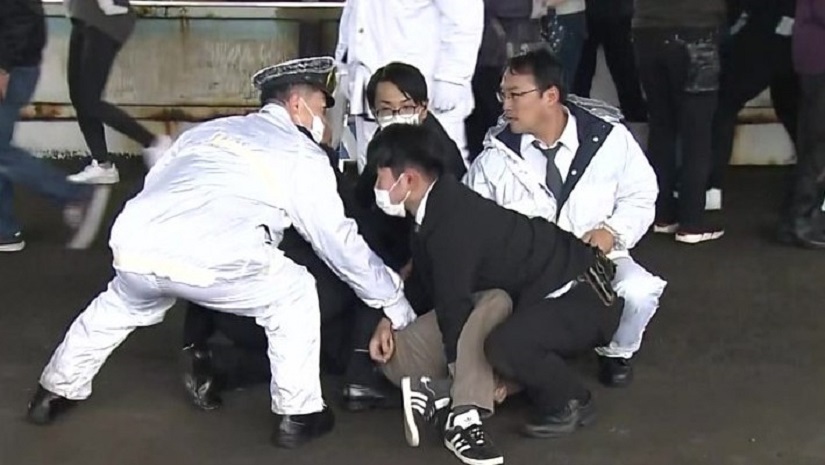 স্মোক বোমা হামলার পর একজনকে আটক করেছে জাপানের পুলিশ