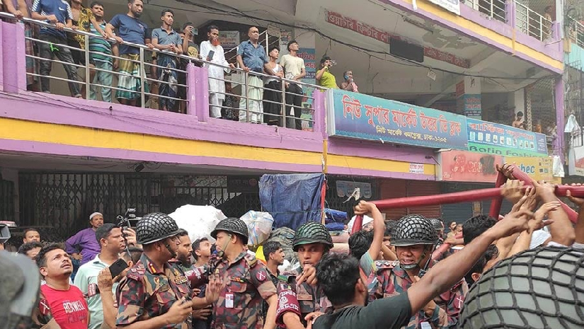 অগ্নিকাণ্ডের পর আশপাশের মার্কেট বন্ধ