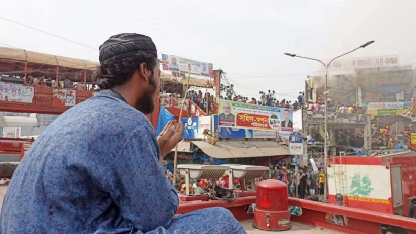 দ্রুত আগুন নেভাতে ৩ ঘণ্টা ধরে যুবকের মোনাজাত