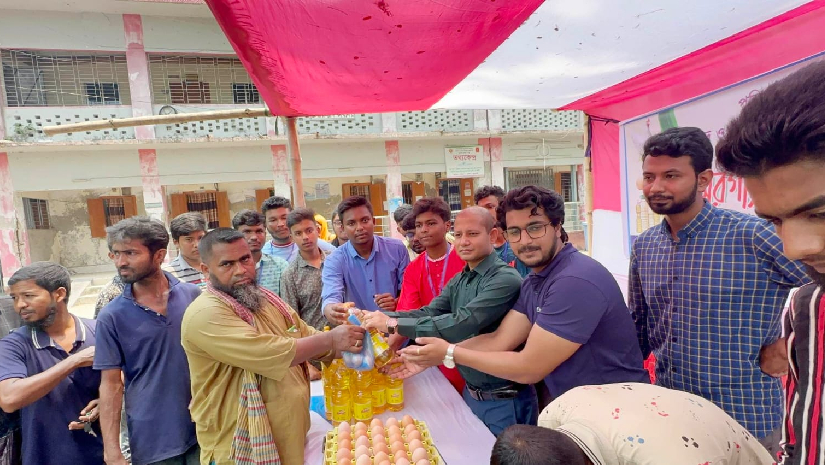 বাউফলে ভর্তুকি মূল্যে খাবার সামগ্রী বিক্রি