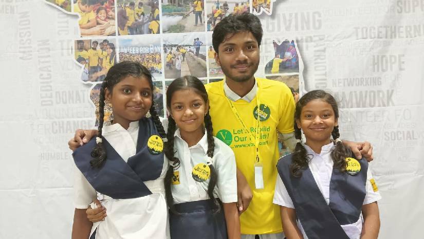 সুবিধাবঞ্চিত শিশুদের সাথে শিশুতোষ গল্পগ্রন্থ সানবির রংতুলি’র লেখক শেখ আব্দুল্লাহ ইয়াছিন