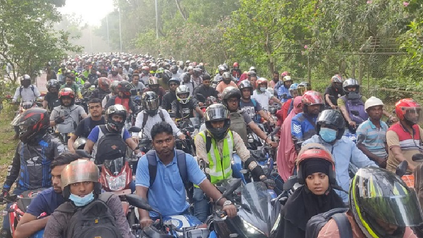 টোল প্লাজায় যাত্রীদের অপেক্ষা