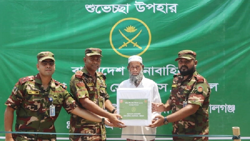 দুস্থদের মাঝে সেনাবাহিনীর খাদ্যসামগ্রী বিতরণ