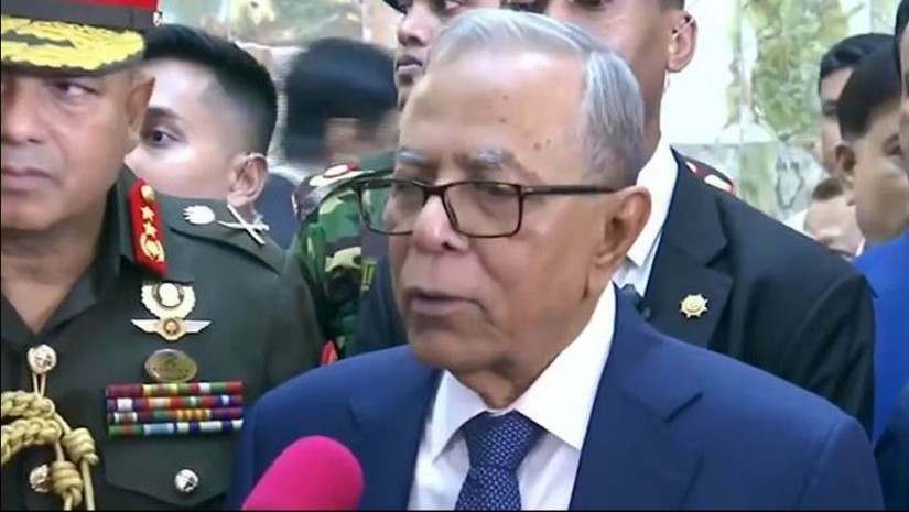 নিজ বাসভবনে প্রবেশের পূর্বে সাবেক রাষ্ট্রপতি মো: আব্দুল হামিদ