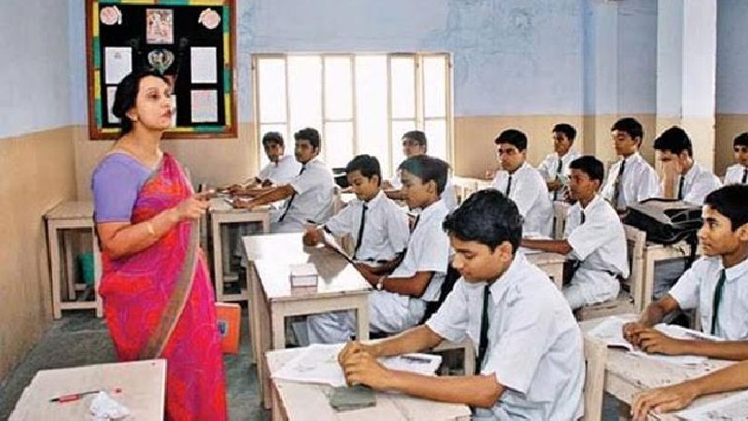 ক্লাস নিচ্ছেন শিক্ষক