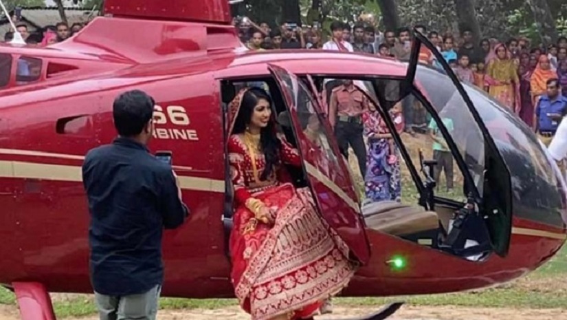 হেলিকপ্টার থেকে নামছেন নববধূ