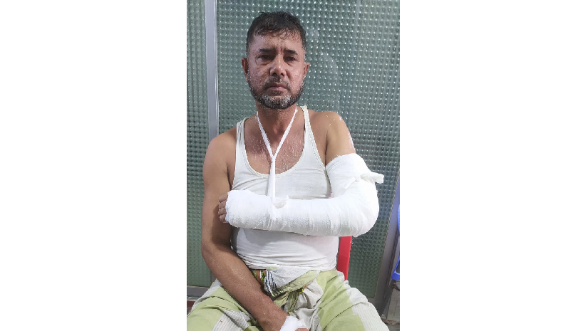 আহত স্কুল শিক্ষক ফরিদুল ইসলাম