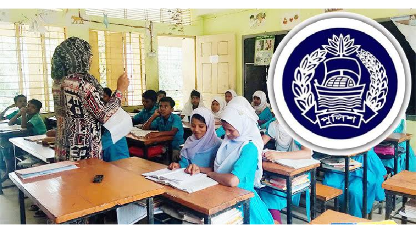 ক্লাস নিচ্ছেন শিক্ষক