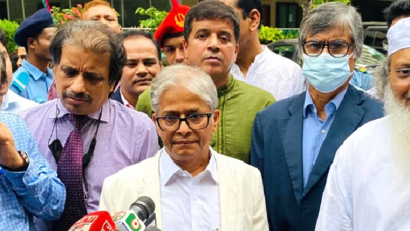 সাংবাদিকদের ব্রিফ করছেন ঢাবি উপাচার্য