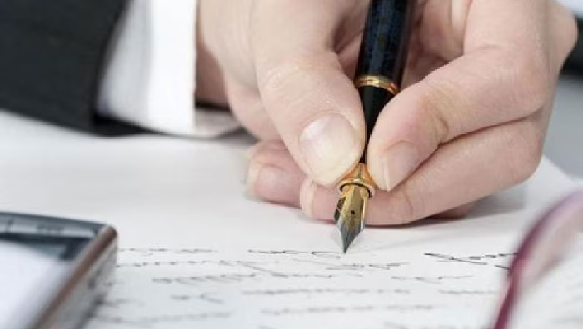 রায় লিখছেন বিচারক