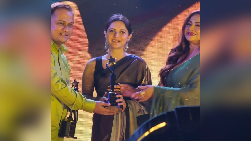 পুরস্কার হাতে মিথিলা