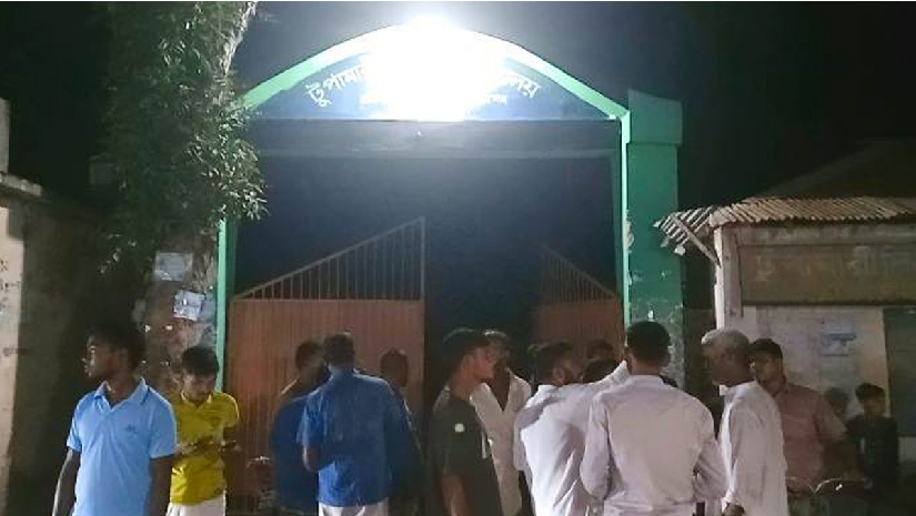 এখনো প্রবেশপত্র হাতে না পাওয়ায় বিদ্যালয়ের সামনেই অবস্থান শিক্ষার্থীদের