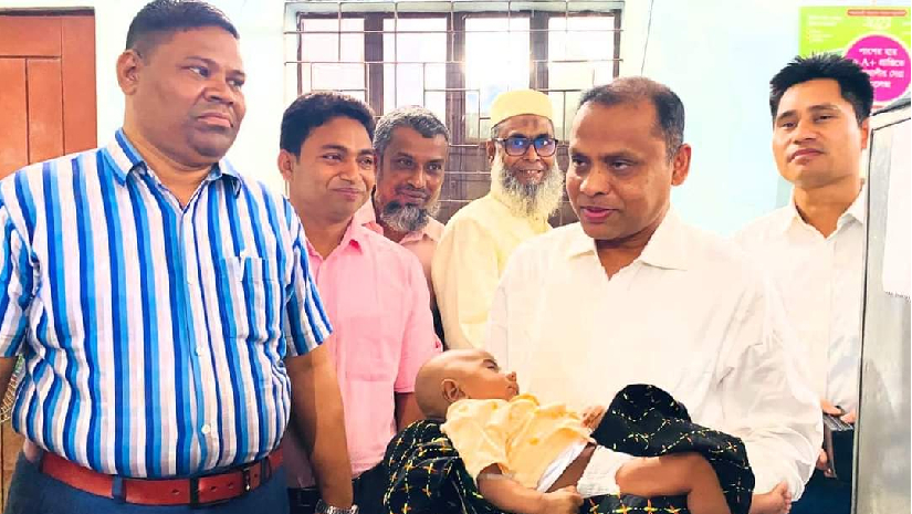 পরীক্ষার হলে থাকা নারগিসের সন্তান জেলা প্রশাসকের কোলে 