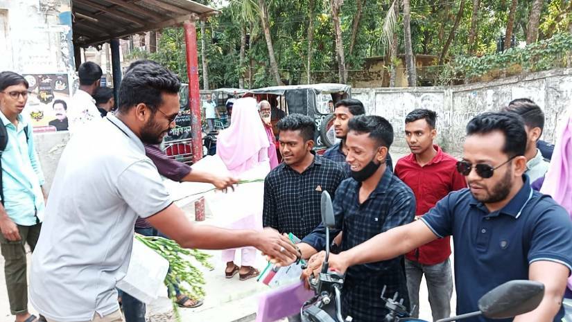 ফুল-কলম নিয়ে এসএসসি পরীক্ষার্থীদের পাশে ছাত্রদল