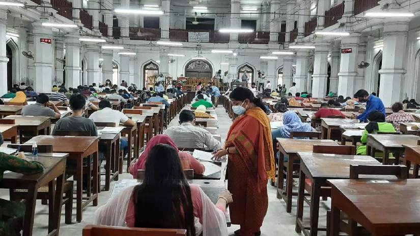 শিক্ষার্থী ও কক্ষ পরিদর্শক