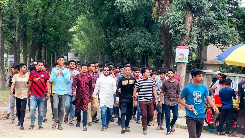 ছাত্রলীগ কর্মীদের আনন্দ মিছিল