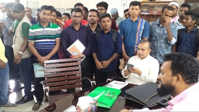 জিলা স্কুলের প্রধান শিক্ষক মো. নুরুল ইসলামকে অবরুদ্ধ করেন নিয়োগ প্রার্থীরা