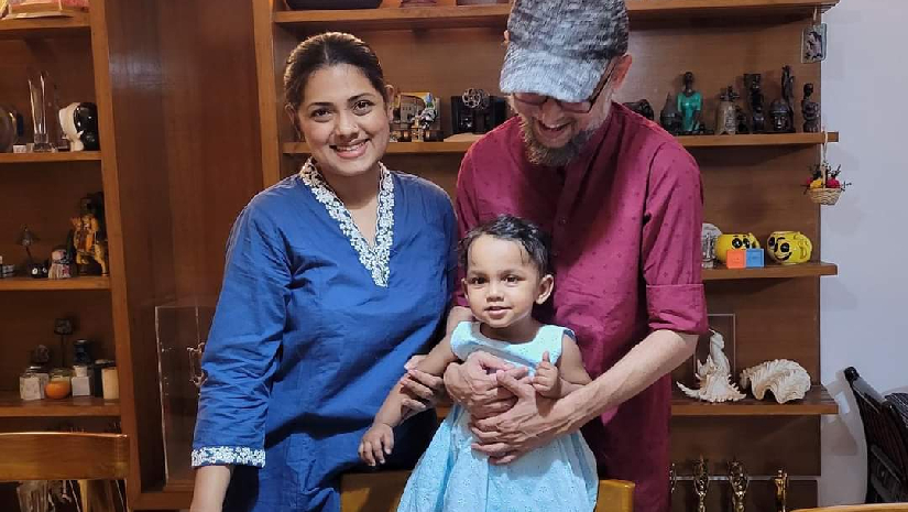 স্ত্রী ও একমাত্র মেয়ে ইলহাম কে নিয়ে কেক কেটে উদযাপন করেছেন ফারুকী