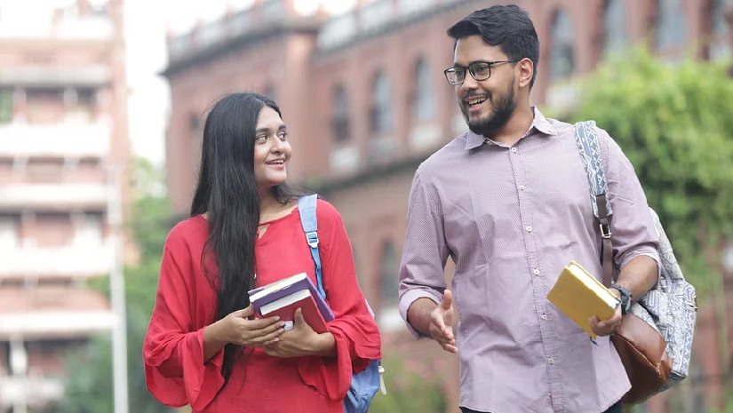 ক্যাম্পাসে শিক্ষার্থীরা