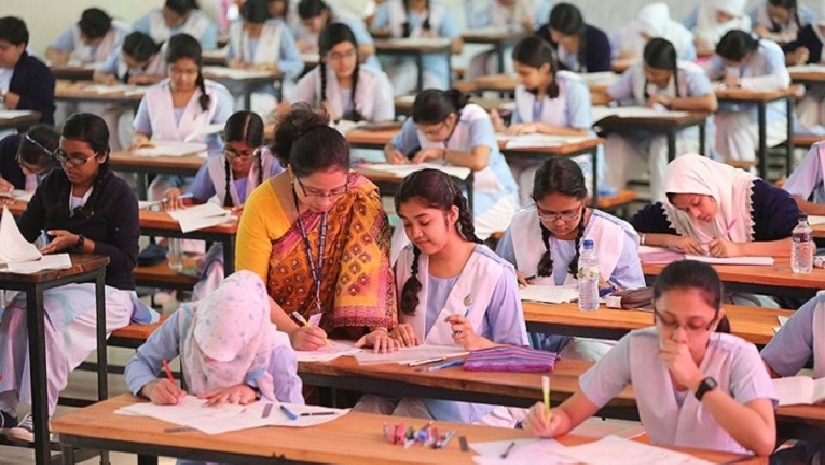 পরীক্ষার্থীর খাতা স্বাক্ষর করছেন কক্ষ পরিদর্শক