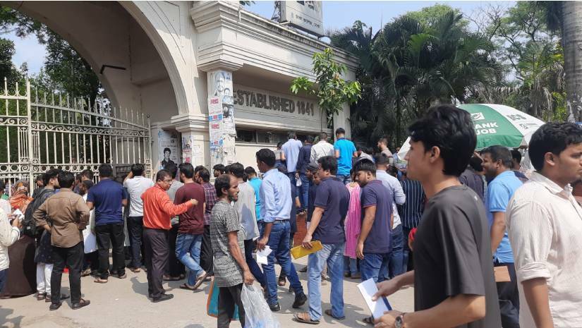 রাজধানী ঢাকার পাঁচটি কেন্দ্রসহ দেশের ১২টি কেন্দ্রের ১৬টি ভেন্যুতে একযোগে ভর্তি পরীক্ষা নেওয়া হয়