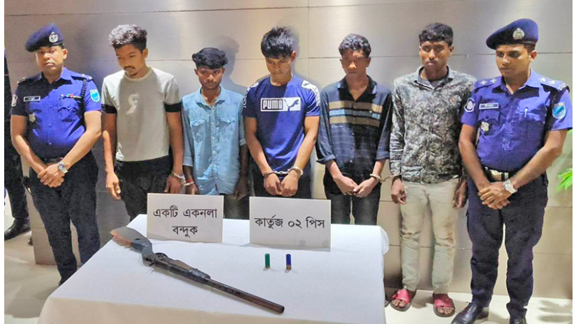গ্রেফতার ছিনতাইকারীরা