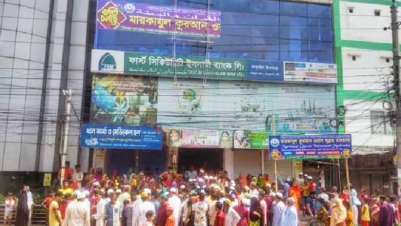 মাদ্রাসার ব্যানার লাগাতে গিয়ে বিদ্যুৎস্পৃষ্ঠ হয়ে যুবকের মৃত্যু