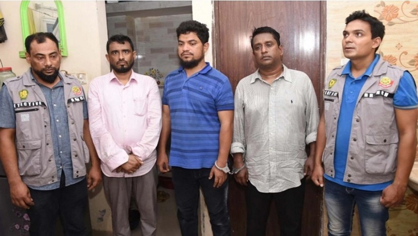 ডিবির হাতে গ্রেপ্তার চক্রের সদস্যরা
