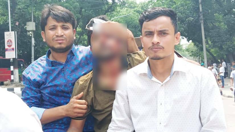 হামলায় আহত এক নেতাকে হাসপাতালে নিয়ে যাওয়া হচ্ছে