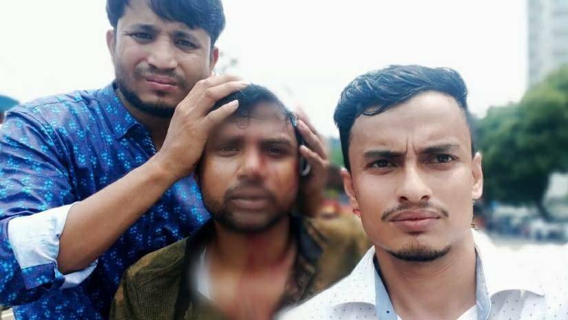 হামলায় আহত এক নেতাকে উদ্ধার করে হাসাপাতালে নিয়ে যাওয়া হচ্ছে