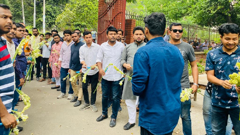 ঢাবি ভর্তি পরীক্ষায় ফুল ও কলম হাতে ভর্তিচ্ছুদের পাশে ছাত্রদল