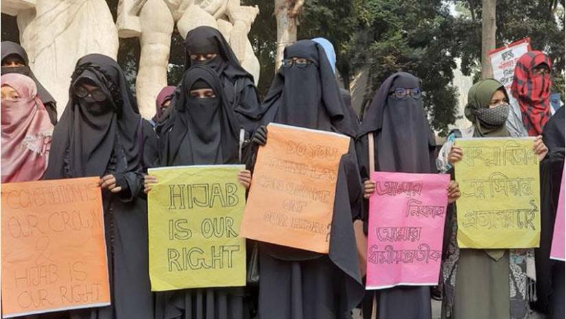 ঢাবির পরীক্ষায় কান-মুখ খোলা রাখার নোটিশ বন্ধ চেয়ে মানববন্ধন