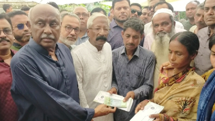 স্কুলশিক্ষার্থী মুক্তি রানীর বাড়িতে সমাজকল্যাণ প্রতিমন্ত্রী