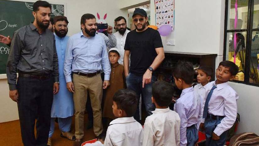 স্কুলে খাদ্য সহায়তা কর্মসূচি শহীদ আফ্রিদির