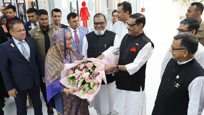 ওবায়দুল কাদের ও দলীয় নেতৃবৃন্দ প্রধানমন্ত্রী কে ফুল দিয়ে শুভেচ্ছা জানায়