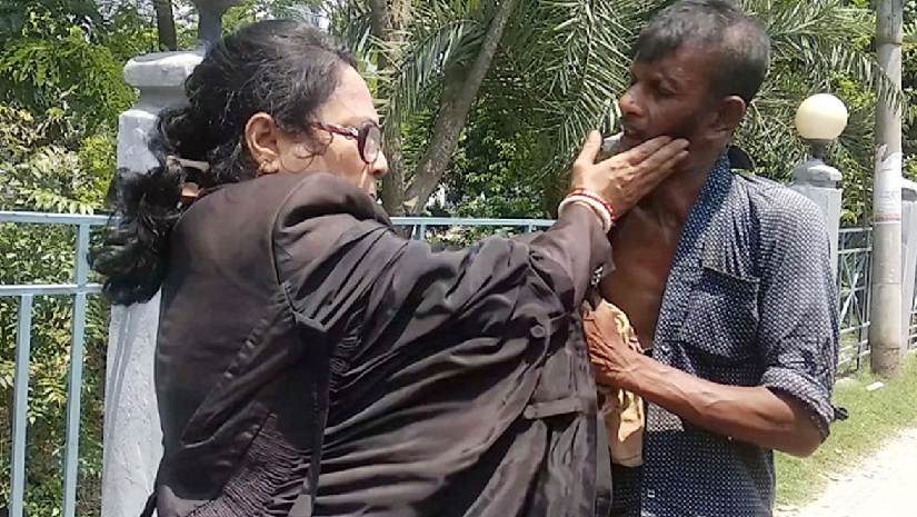 রিকশাচালককে পেটানোর সময় আরতি রানী