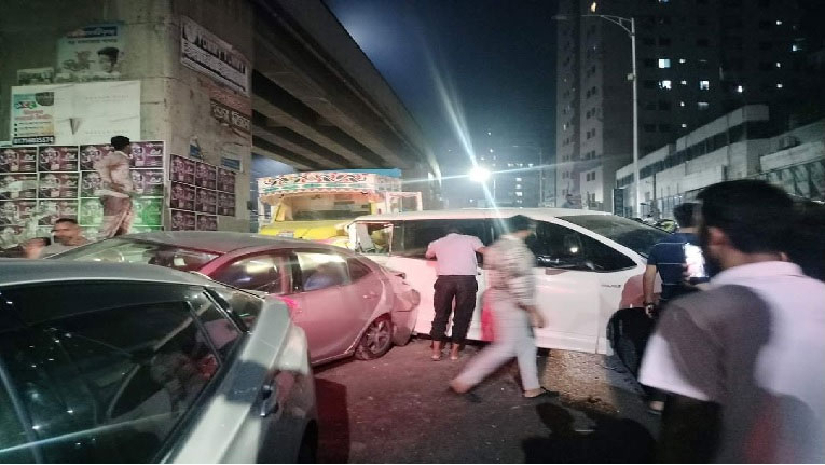 মগবাজার-মৌচাক ফ্লাইওভারে ট্রাকের ব্রেক ফেল