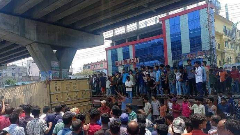 লরি থেকে রিকশায় কনটেইনার পড়ে দুজন নিহত