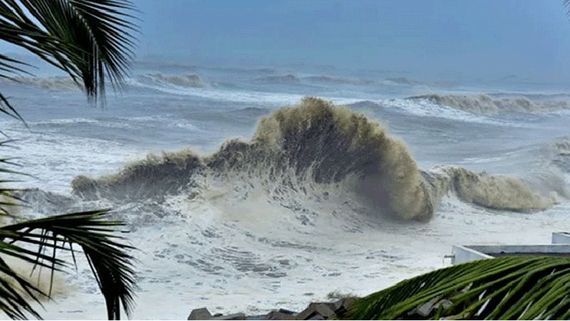 ঘূর্ণিঝড় হলে কী করবেন 