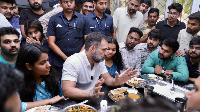 ছাত্র হোস্টেলে রাহুল গান্ধী