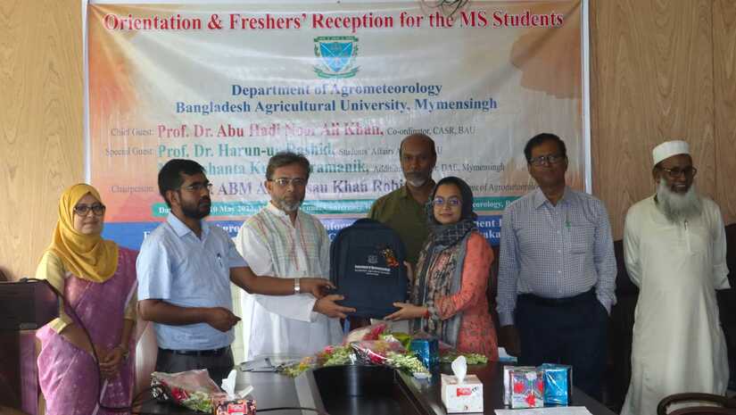 নবীন শিক্ষার্থীদের বরণ